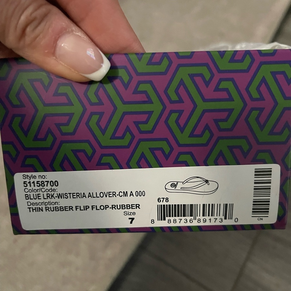 New in box Tory Burch flip flop - Picture 4 of 4